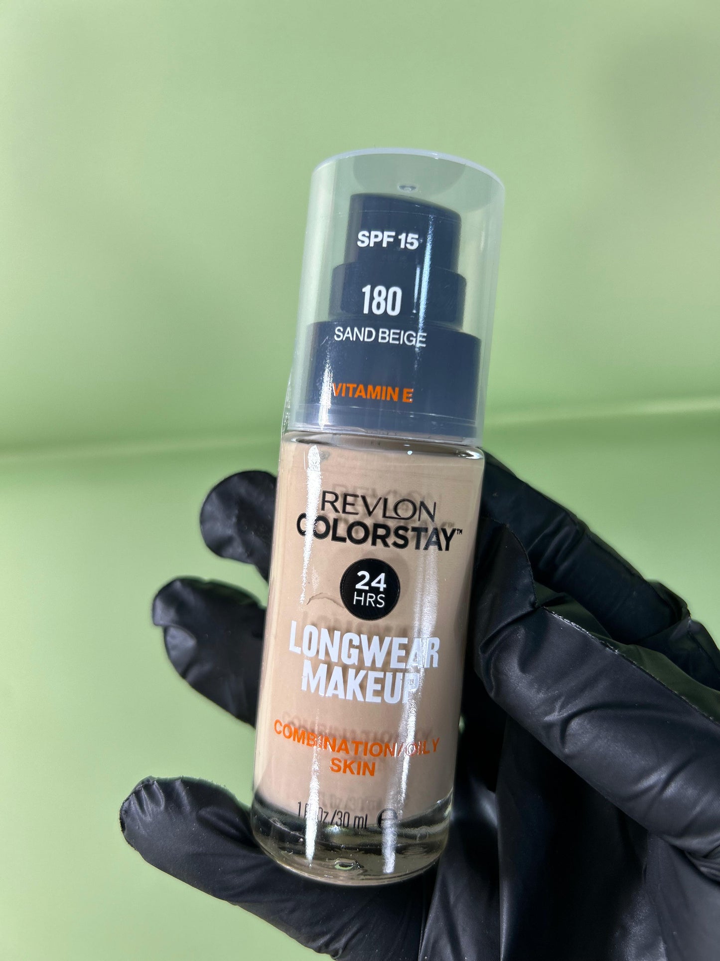 180 SAND BEIGE - Revlon Colorstay Combination Oily Matte Base Liquida 24 Horas Para Piel Grasa Vitamina E & SPF15