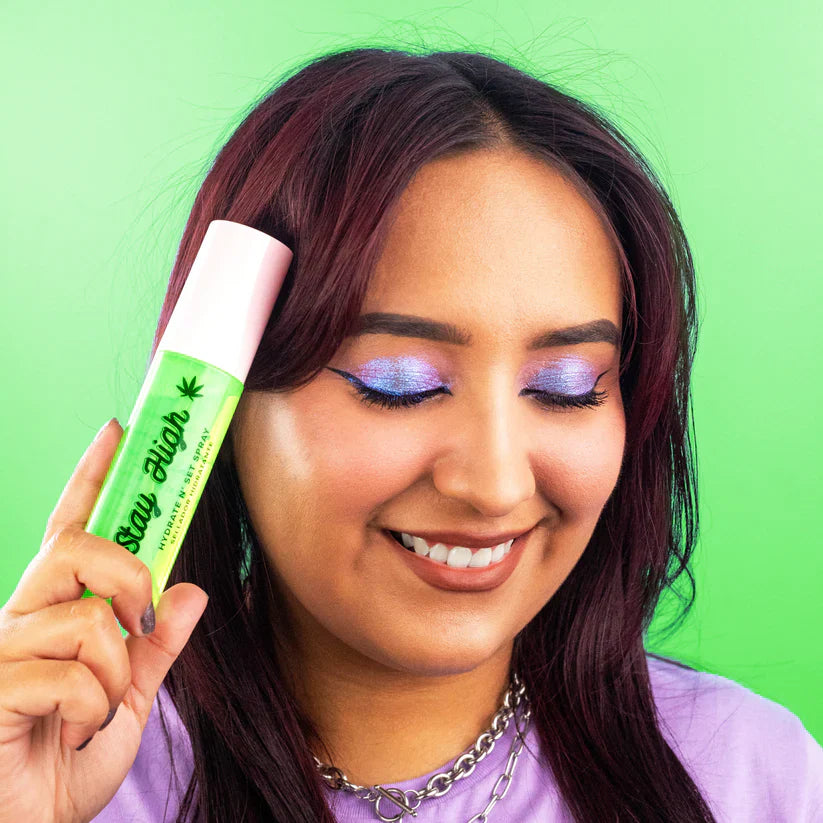Italia Deluxe Stay High Hydrate & Set Spray Fijador Hidratante Con Cañamo, Acido Hialuronico, y Aloe Vera